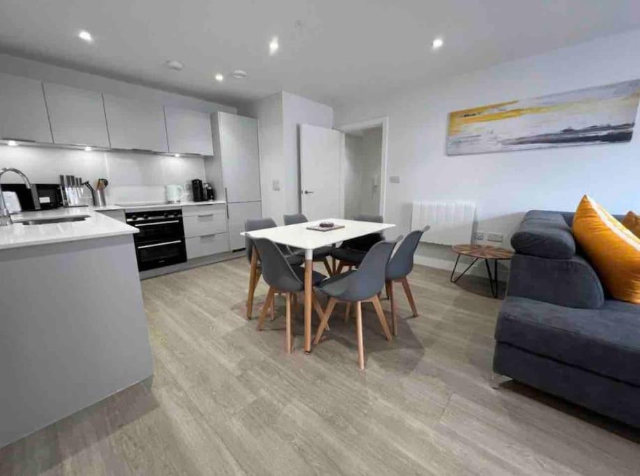 2 Puts Apartment *
